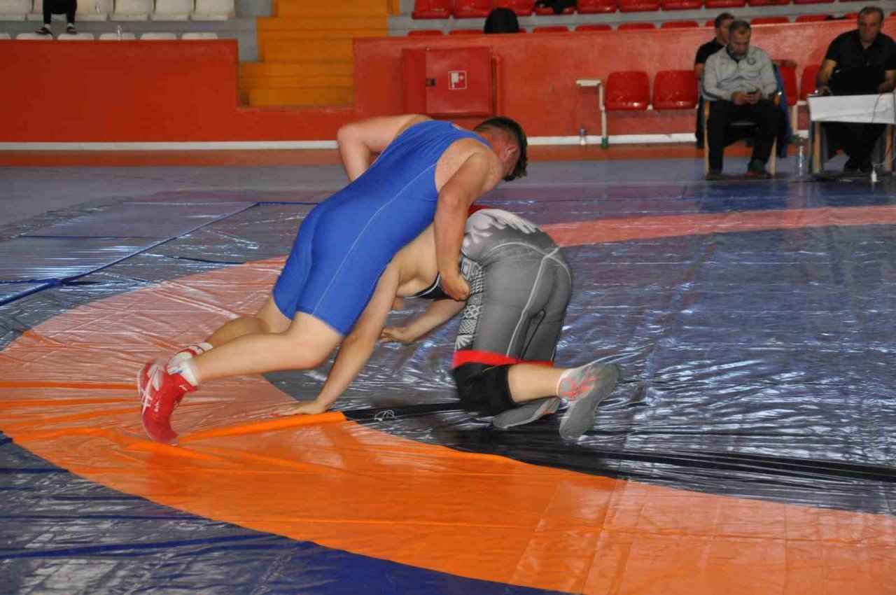 Kars’ta güreşçiler finaller için mindere çıktı