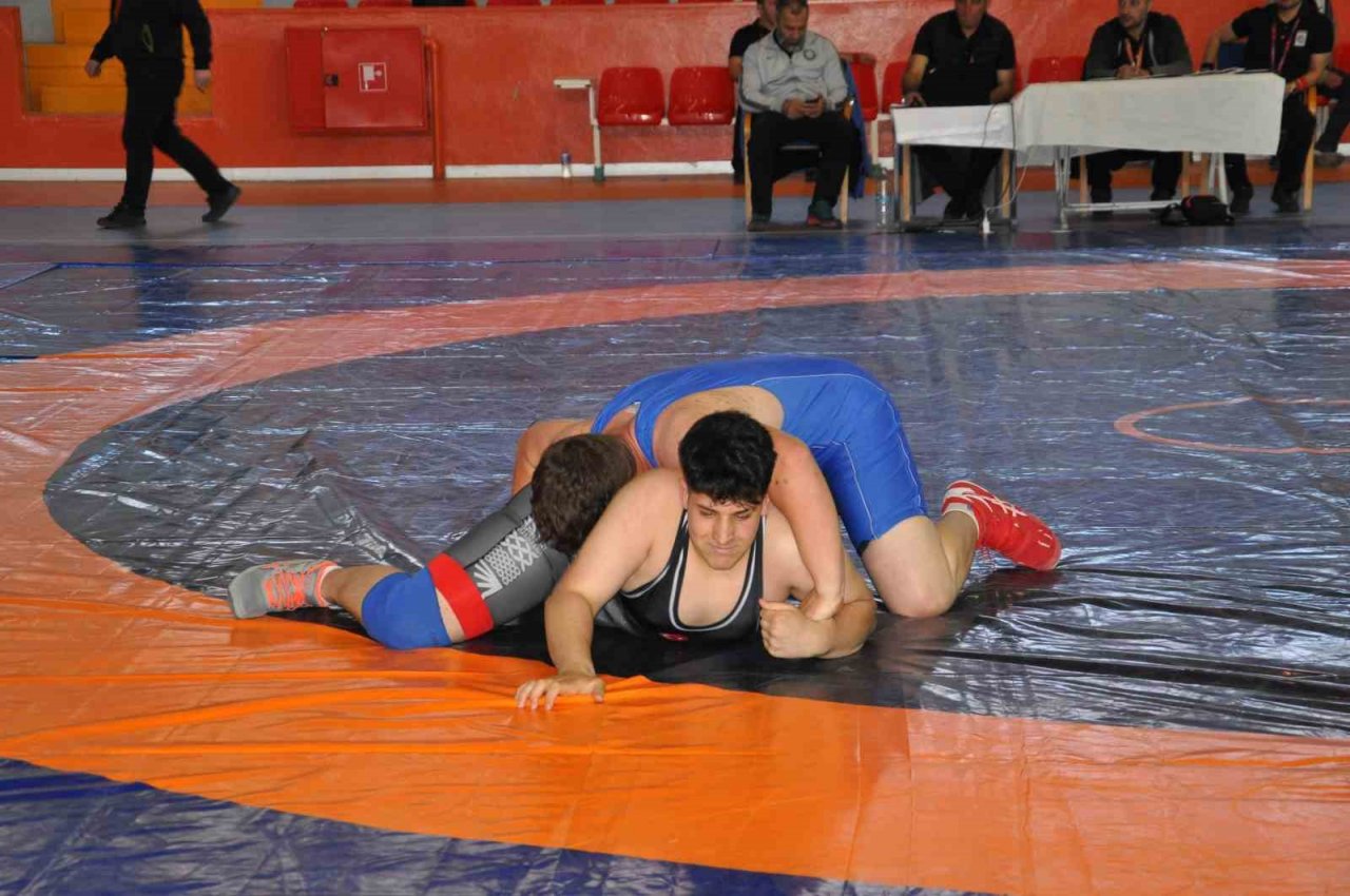 Kars’ta güreşçiler finaller için mindere çıktı