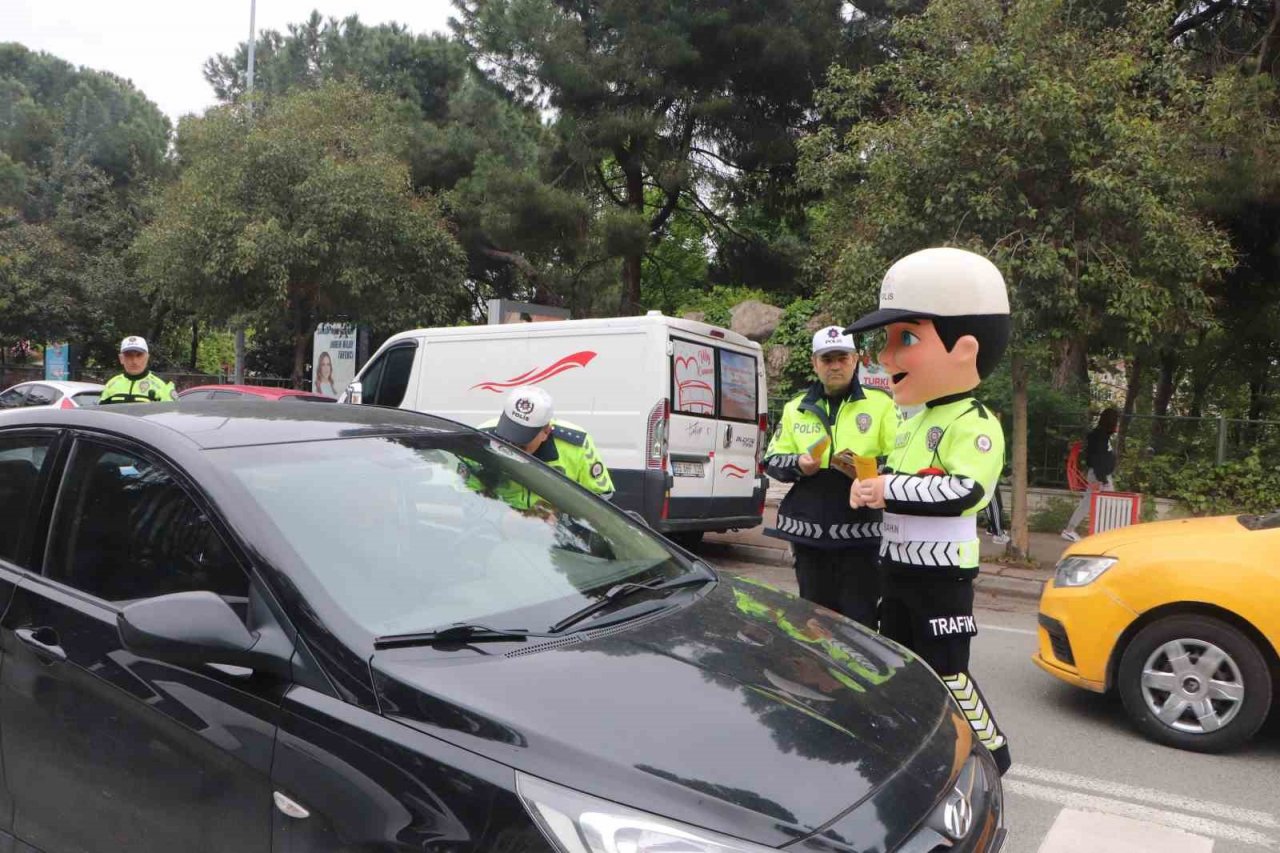 Trafik polislerinden sürücülere ’yaya yolu’ uyarısı: "Öncelik hayatın, öncelik yayanın"