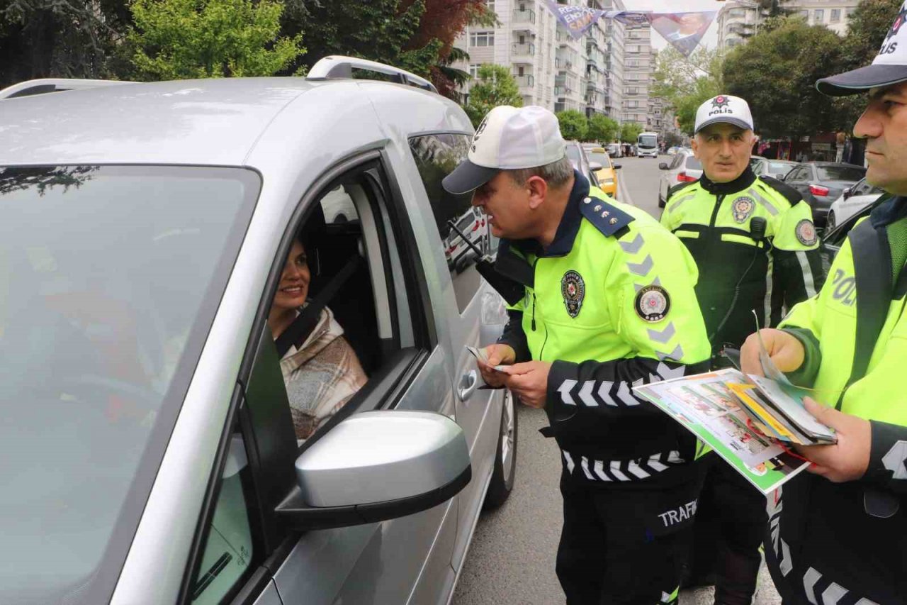 Trafik polislerinden sürücülere ’yaya yolu’ uyarısı: "Öncelik hayatın, öncelik yayanın"