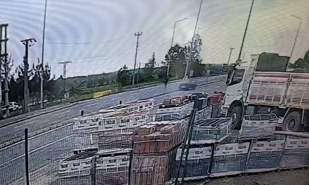 Otomobilin çarptığı yaya havada takla attı