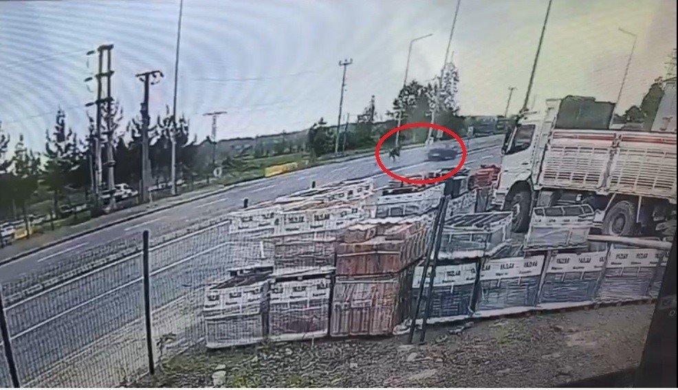 Otomobilin çarptığı yaya havada takla attı