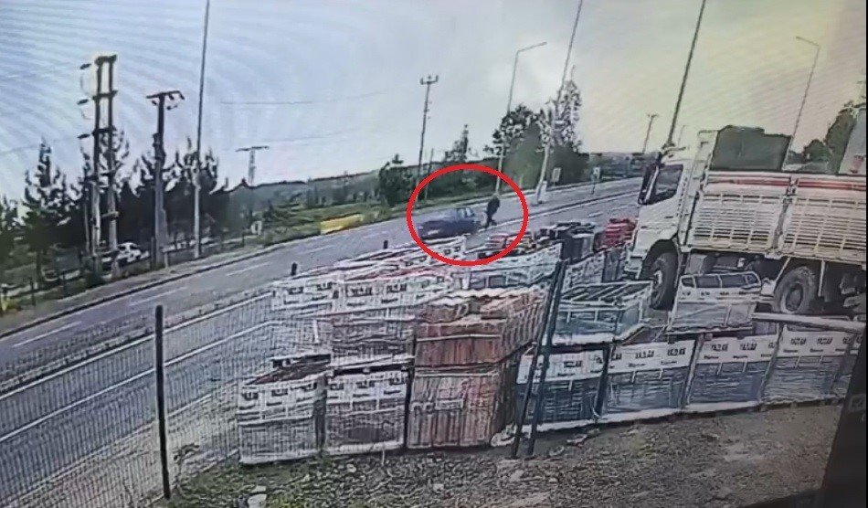 Otomobilin çarptığı yaya havada takla attı