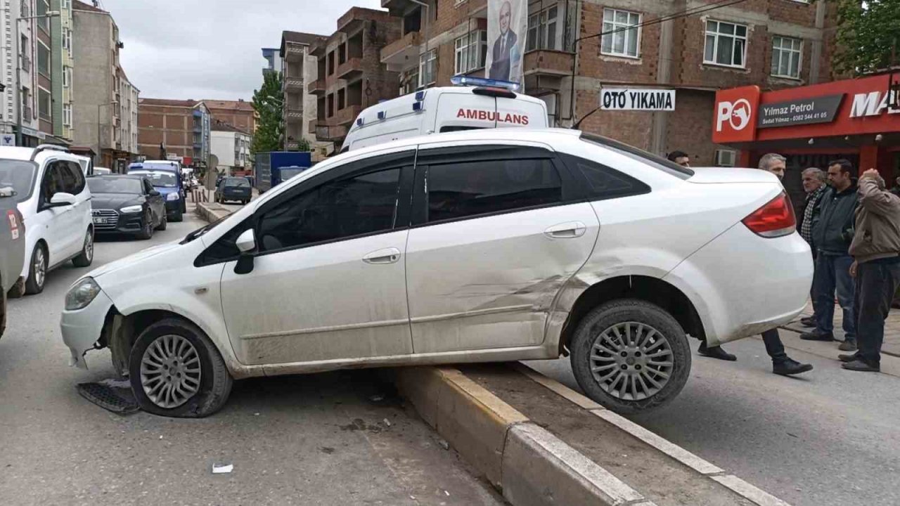 Otomobil ile minibüs çarpıştı: 1 yaralı