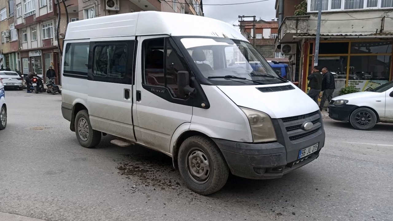 Otomobil ile minibüs çarpıştı: 1 yaralı