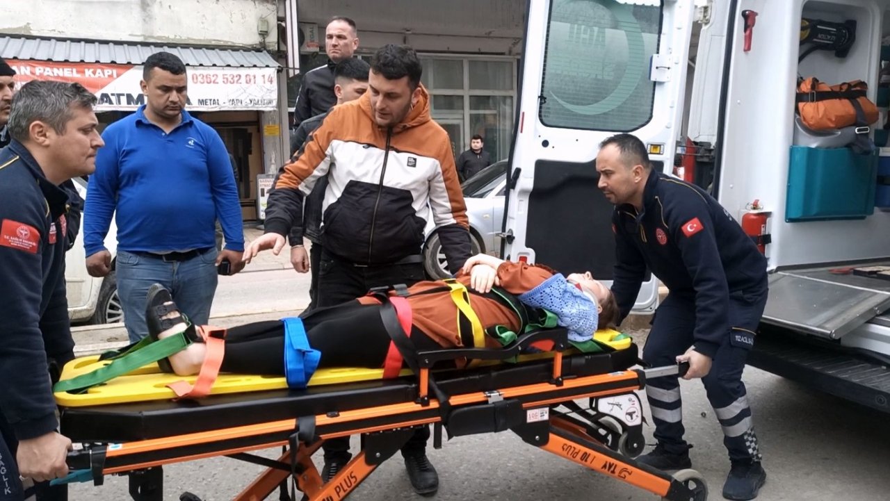 Otomobil ile minibüs çarpıştı: 1 yaralı