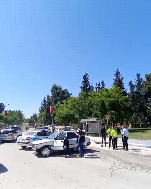 Polislerin kovaladığı şahısların üzerinden silah ve uyuşturucu çıktı