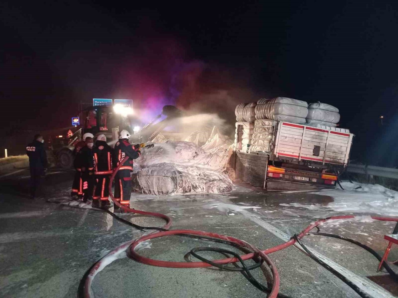 Seyir halindeki kamyon alev alev yandı