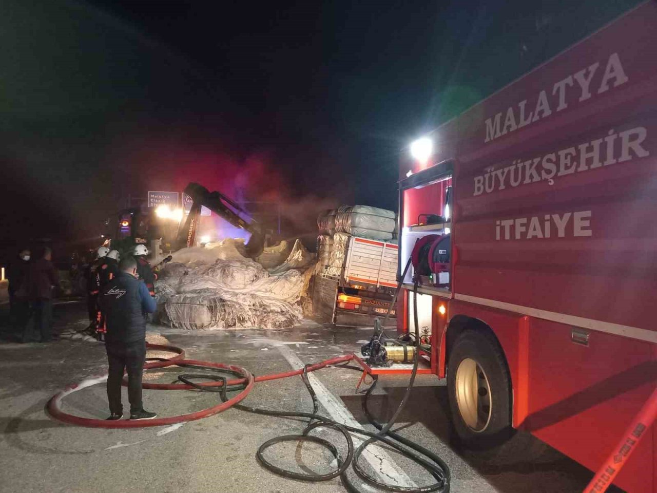 Seyir halindeki kamyon alev alev yandı