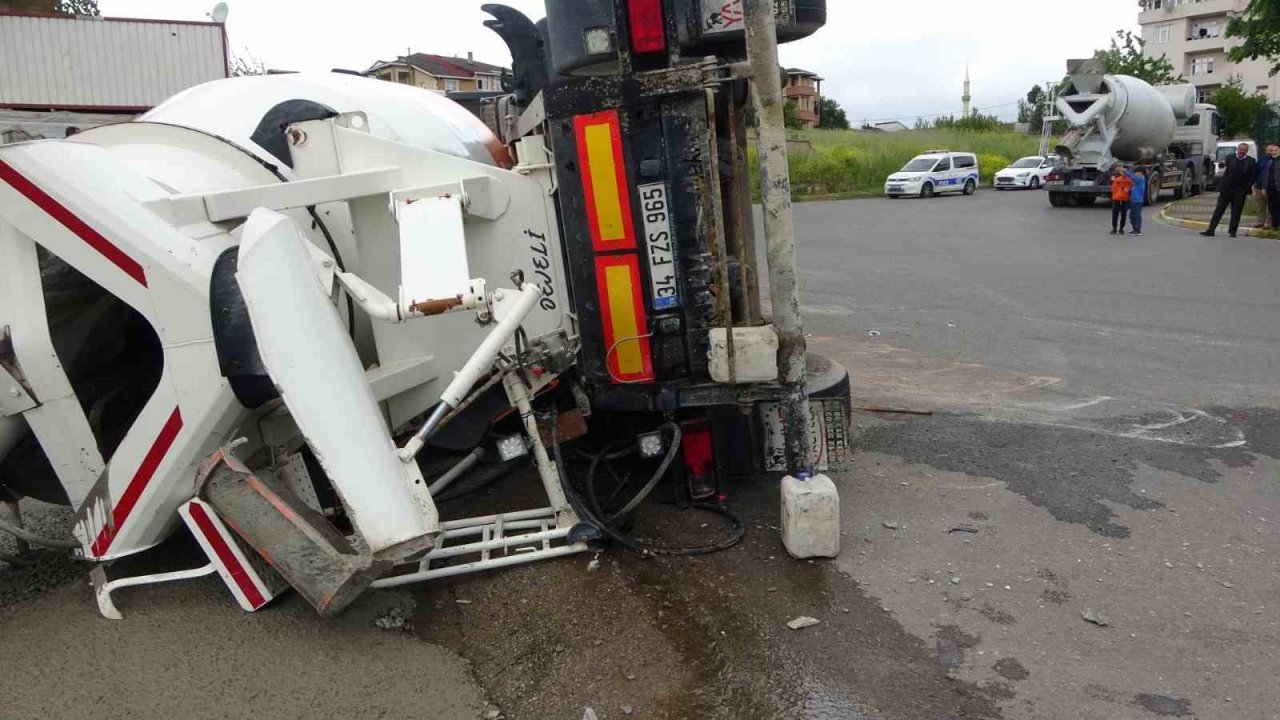 Sultanbeyli’de virajı alamayan beton mikseri devrildi: 1 yaralı