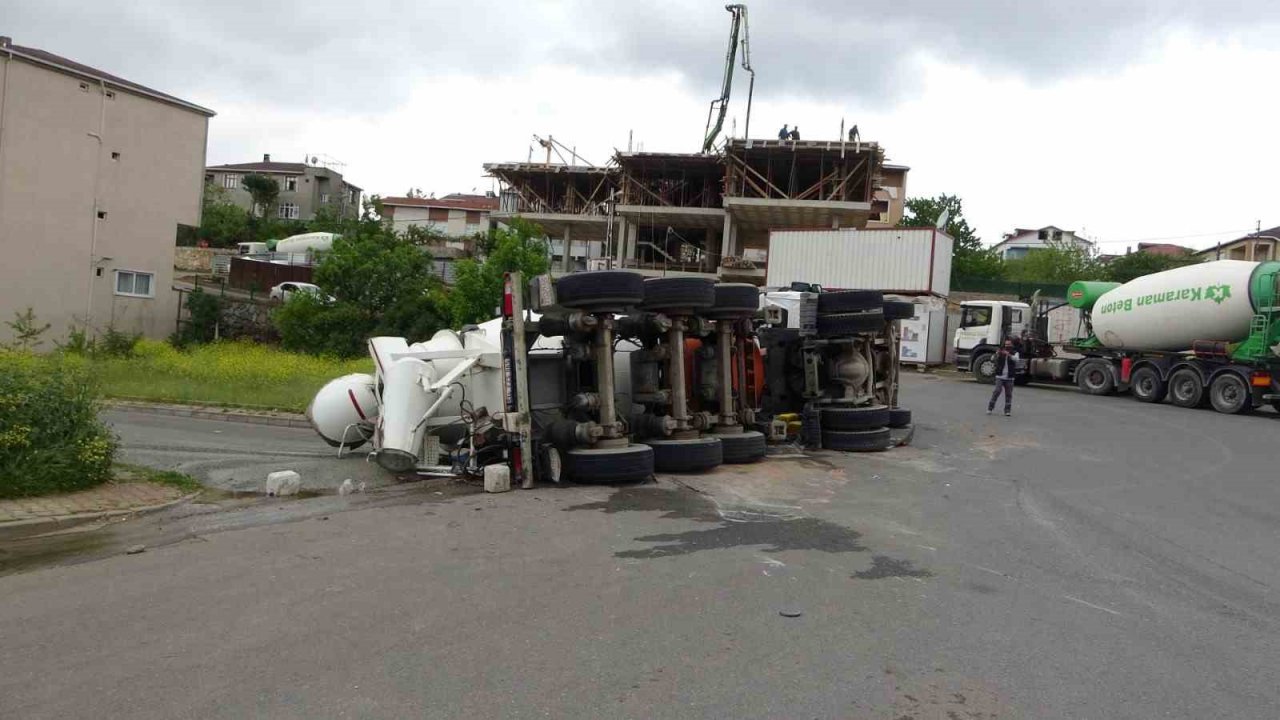 Sultanbeyli’de virajı alamayan beton mikseri devrildi: 1 yaralı
