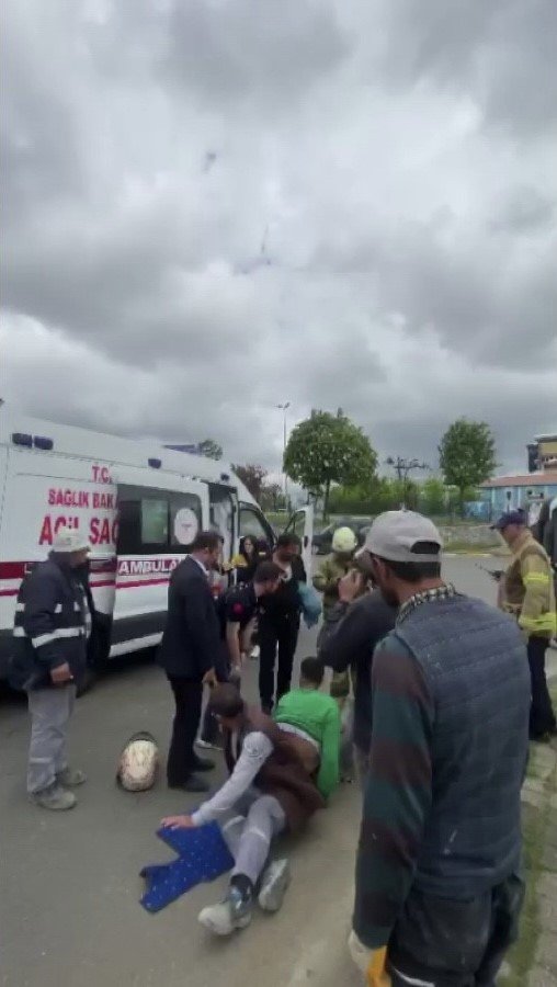 Sultanbeyli’de virajı alamayan beton mikseri devrildi: 1 yaralı