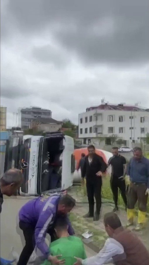 Sultanbeyli’de virajı alamayan beton mikseri devrildi: 1 yaralı