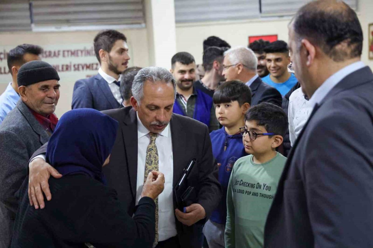 Başkan Yalçın ve Kaymakam Dönmez depremzedeleri yalnız bırakmıyor