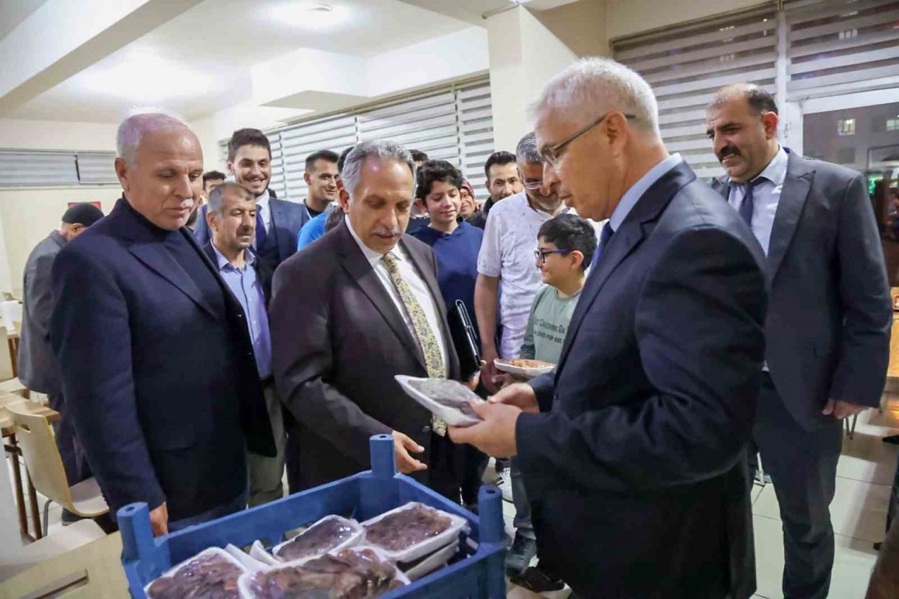 Başkan Yalçın ve Kaymakam Dönmez depremzedeleri yalnız bırakmıyor