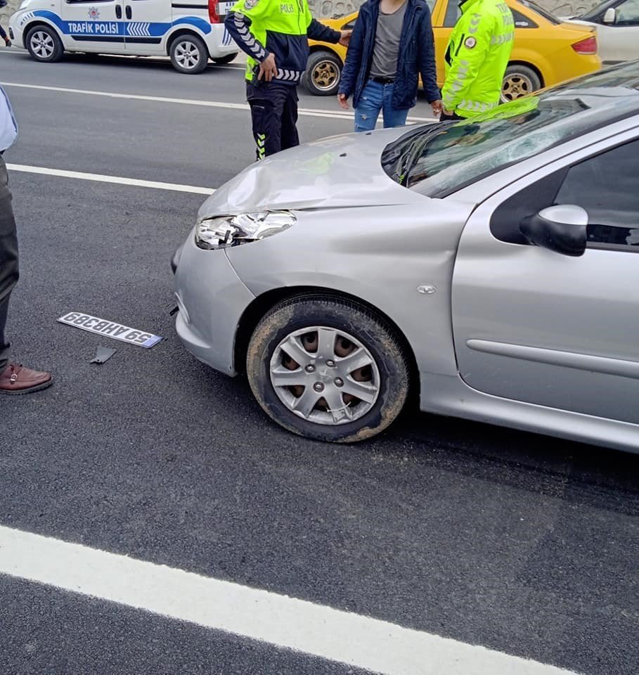 Otoyolun karşısına geçmeye çalışan yayaya otomobil çarptı: 1 ağır yaralı