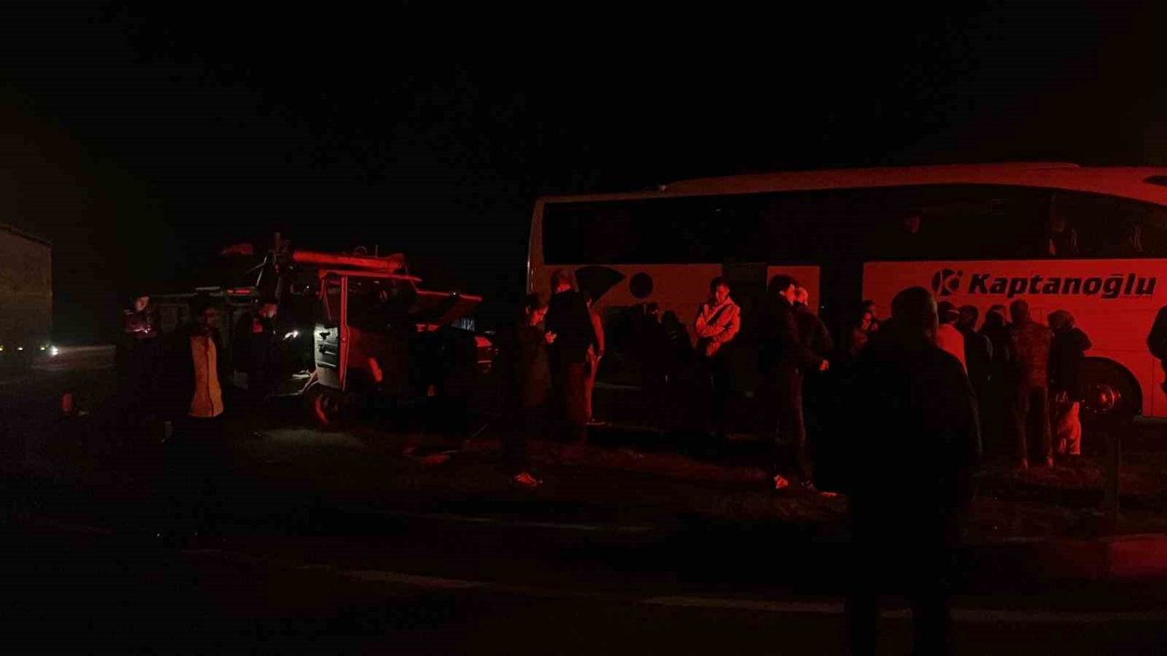 D100’de otobüs ile kamyonet çarpıştı: 1 yaralı