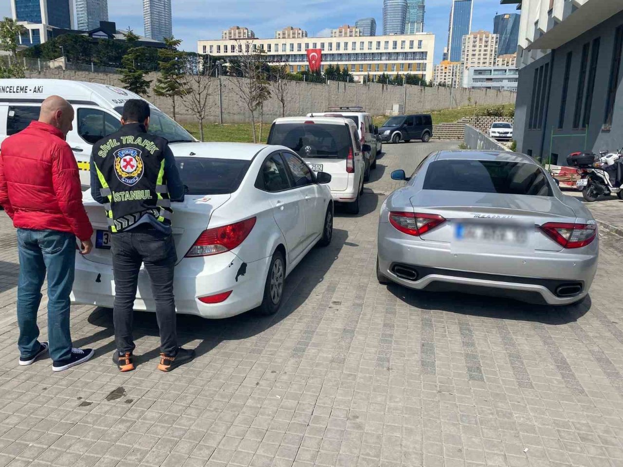 Trafiği tehlikeye atmanın bedeli pahalıya patladı: E-5’te drift atılan anlar kamerada