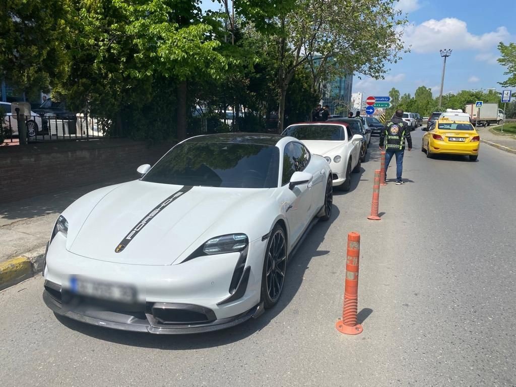 Trafiği tehlikeye atmanın bedeli pahalıya patladı: E-5’te drift atılan anlar kamerada