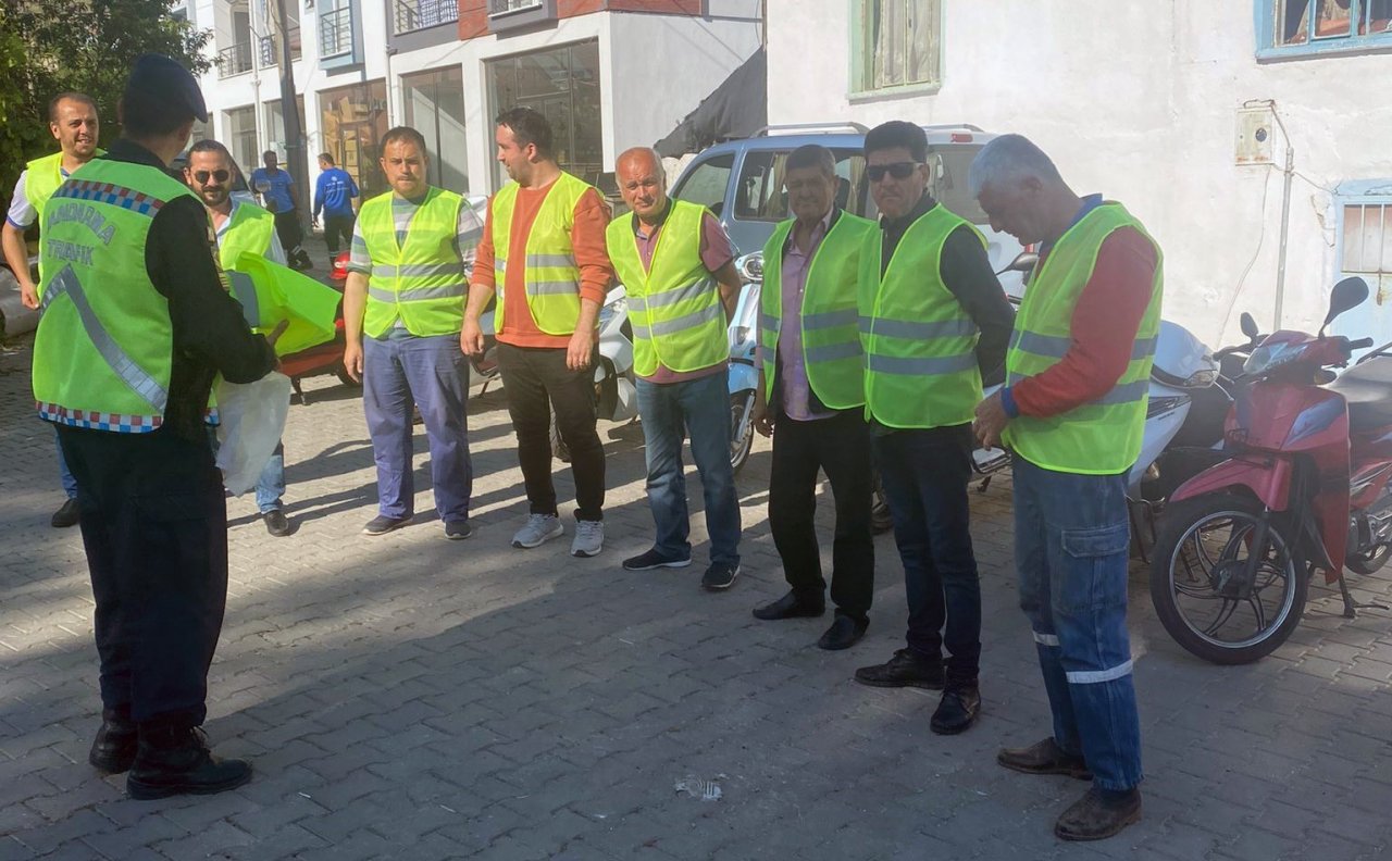 Sürücülere reflektif yelek hediye edildi