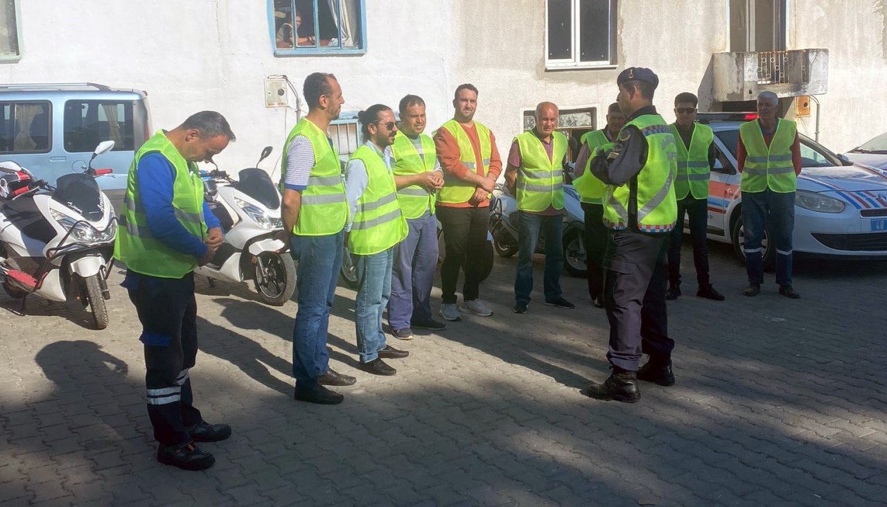 Sürücülere reflektif yelek hediye edildi