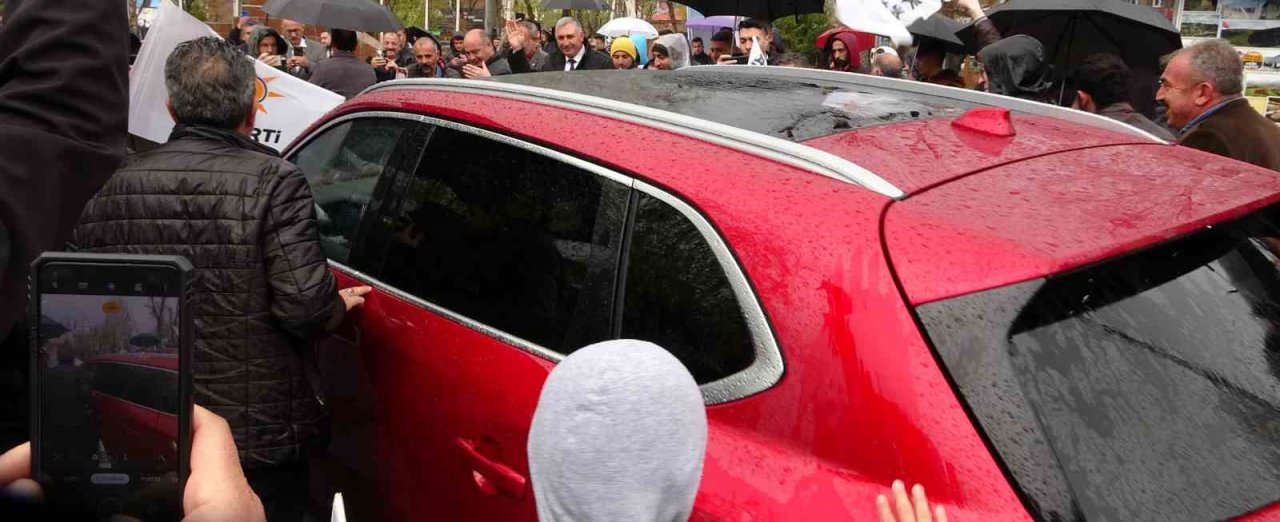 Ardahan’da yağışlı havaya rağmen Togg’a yoğun ilgi
