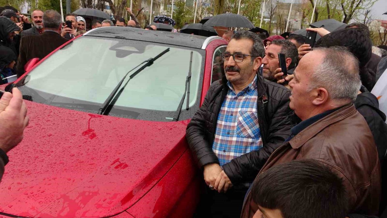 Ardahan’da yağışlı havaya rağmen Togg’a yoğun ilgi