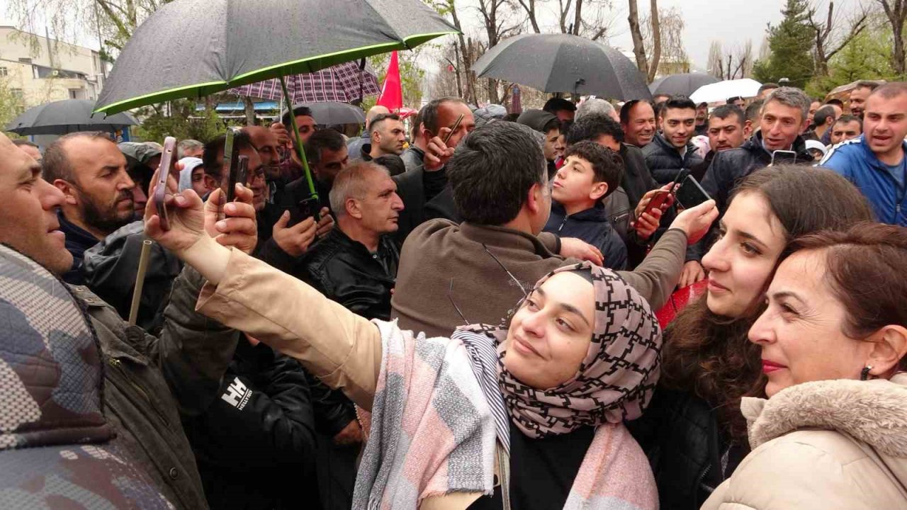 Ardahan’da yağışlı havaya rağmen Togg’a yoğun ilgi
