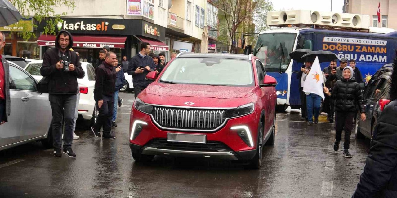 Ardahan’da yağışlı havaya rağmen Togg’a yoğun ilgi