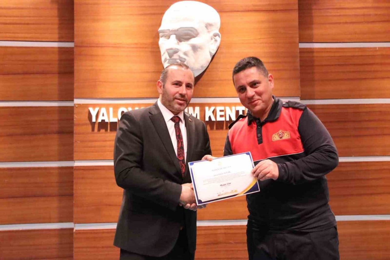 Yalova Belediyesi’nden deprem bölgesinde görev yağan personele teşekkür