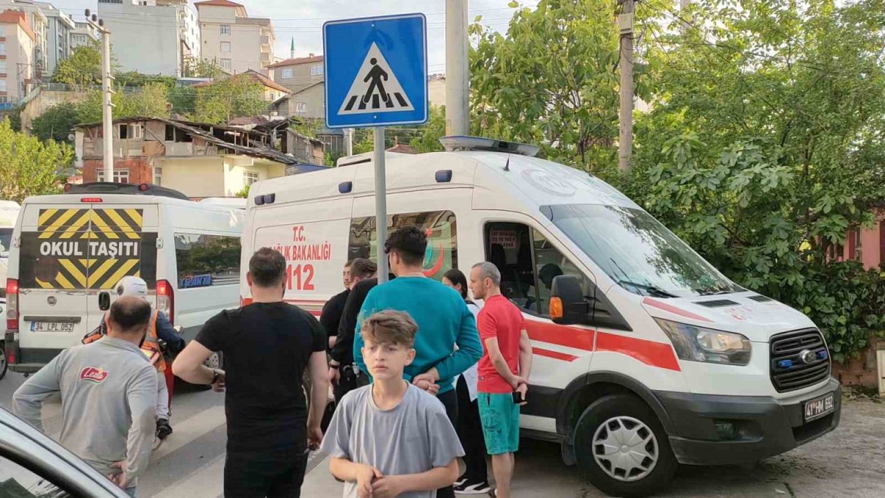 Yolun karşısına geçen çocuğa servis aracı çarpıp kaçtı