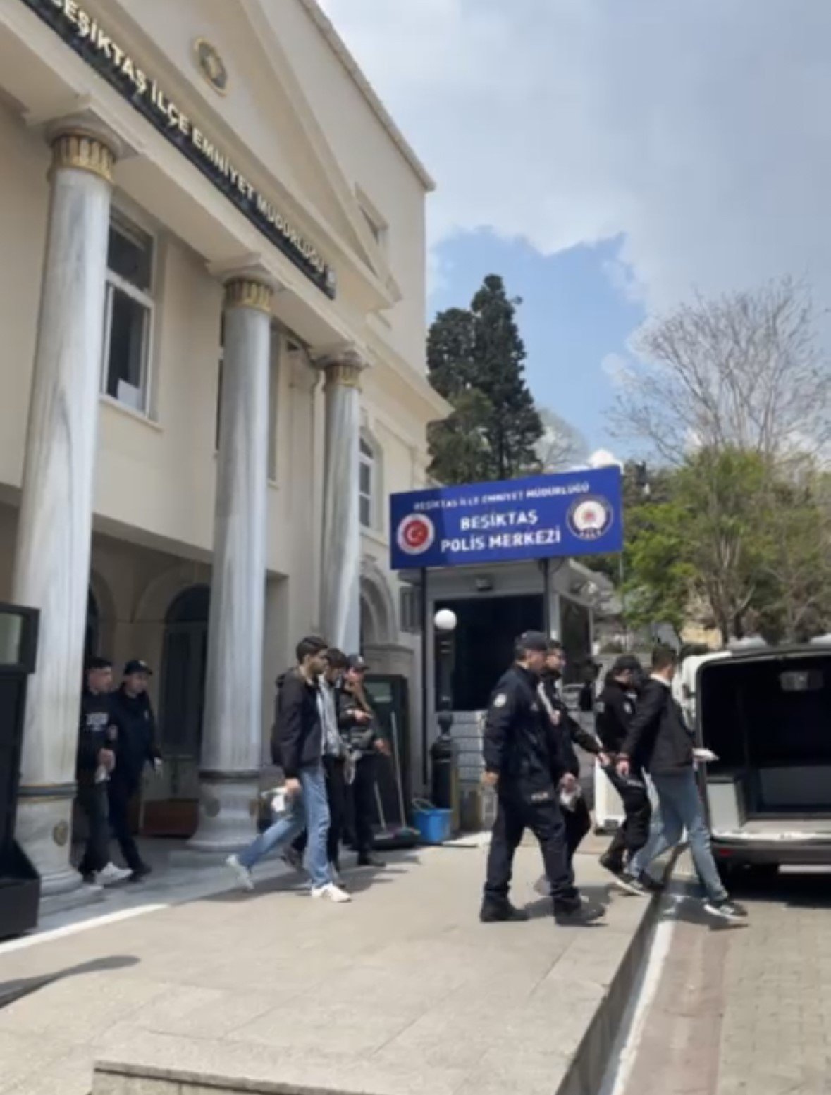 Beşiktaş’ta derbi sonrası akıl almaz olay kamerada: Forma ve atkı kontrolü yaptılar