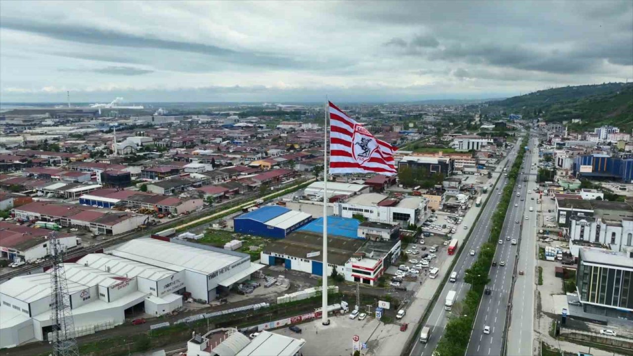 ’Dünyanın en büyük kulüp bayrağı’ Samsun’da dalgalanıyor