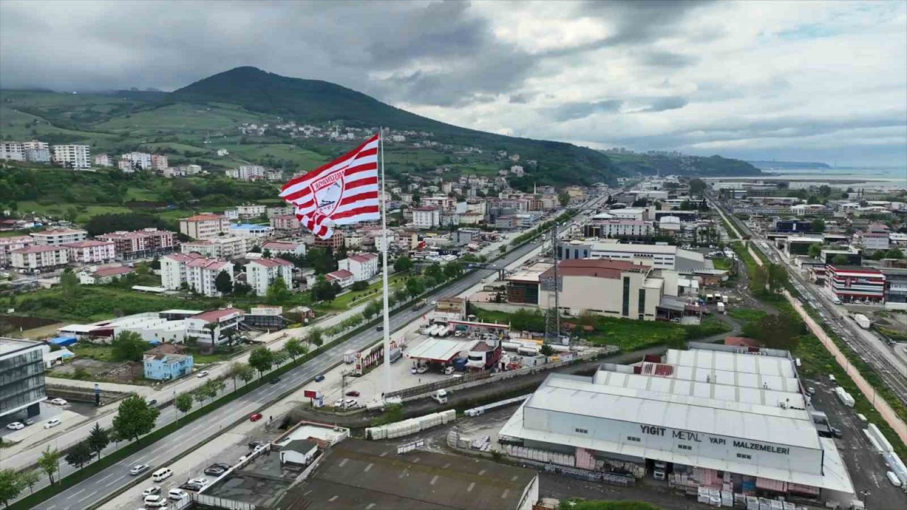’Dünyanın en büyük kulüp bayrağı’ Samsun’da dalgalanıyor