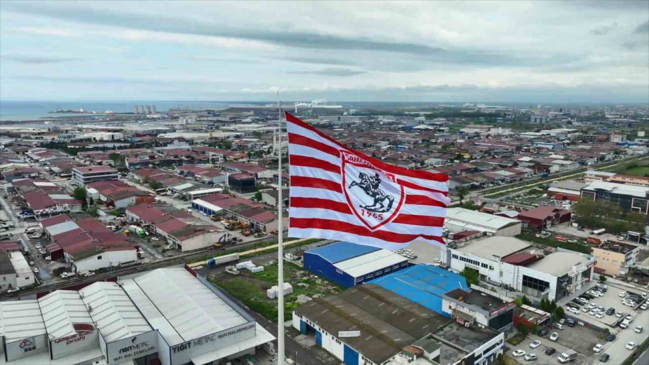 ’Dünyanın en büyük kulüp bayrağı’ Samsun’da dalgalanıyor