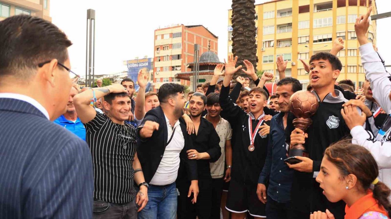 Nazilli Belediyespor U17 Takımı’na coşkulu karşılama