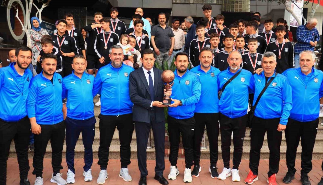 Nazilli Belediyespor U17 Takımı’na coşkulu karşılama