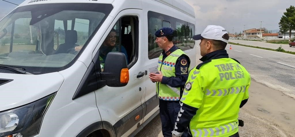 Jandarma ve polis tarafından gerçekleştirilen trafik denetimleri devam ediyor