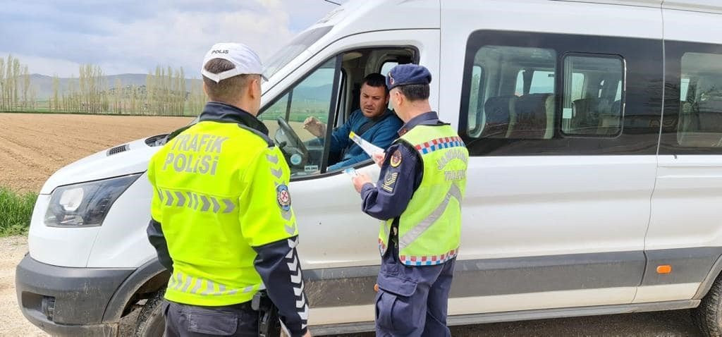 Jandarma ve polis tarafından gerçekleştirilen trafik denetimleri devam ediyor