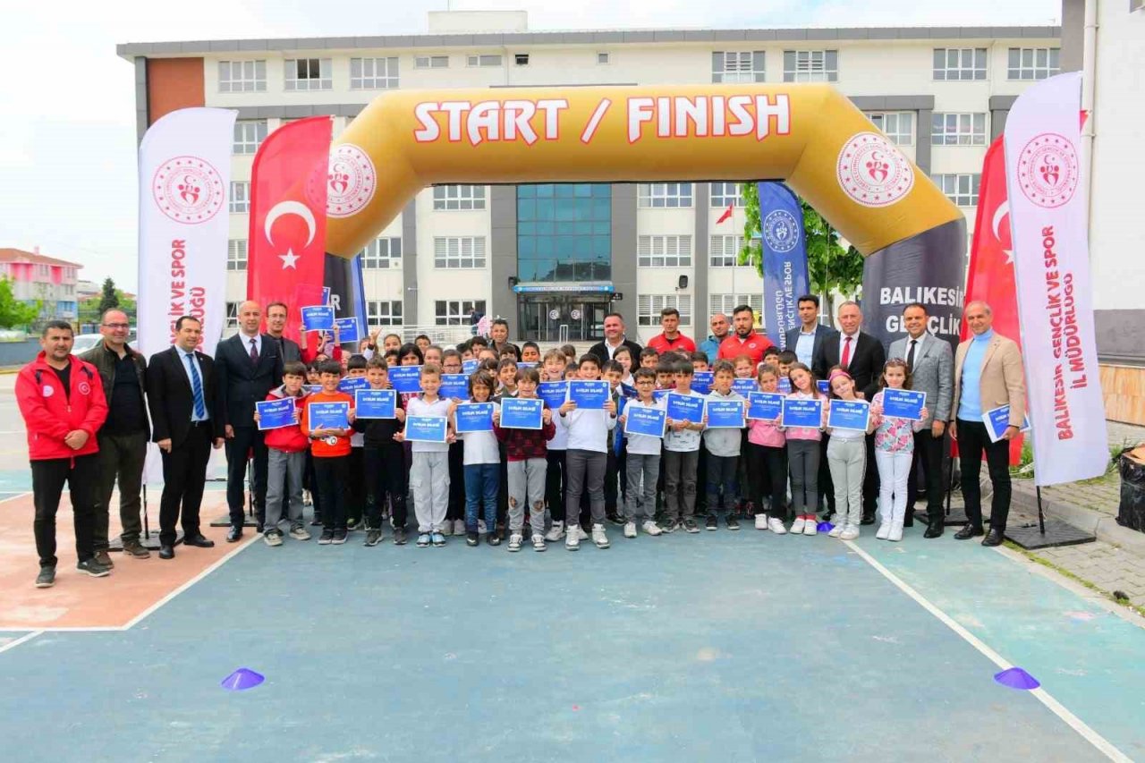 Balıkesir’de çocuk atletizm şenlikleri yapıldı