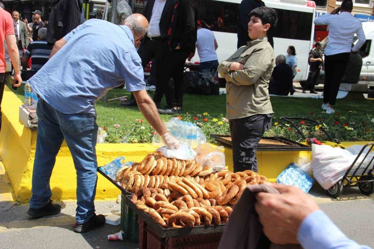 Mitingler simitçilerin yüzünü güldürdü