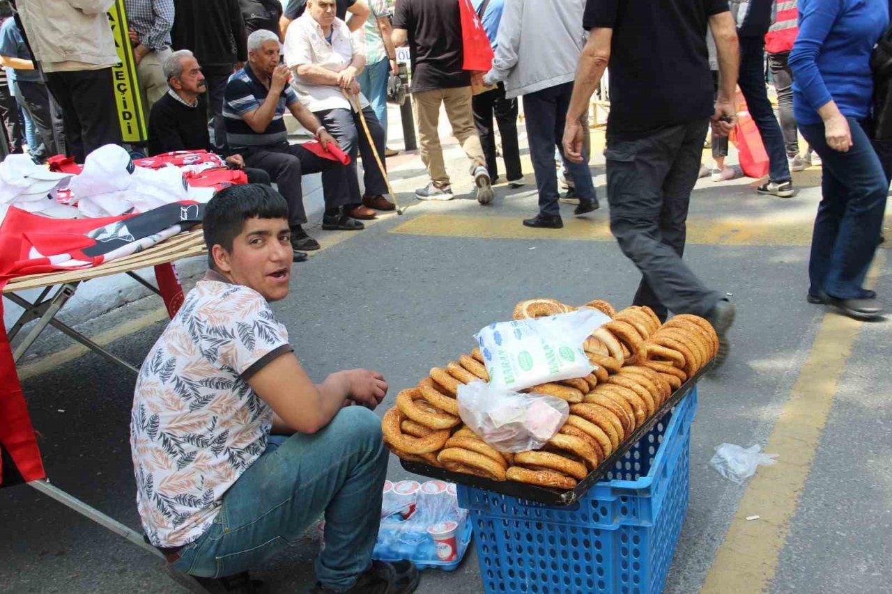 Mitingler simitçilerin yüzünü güldürdü