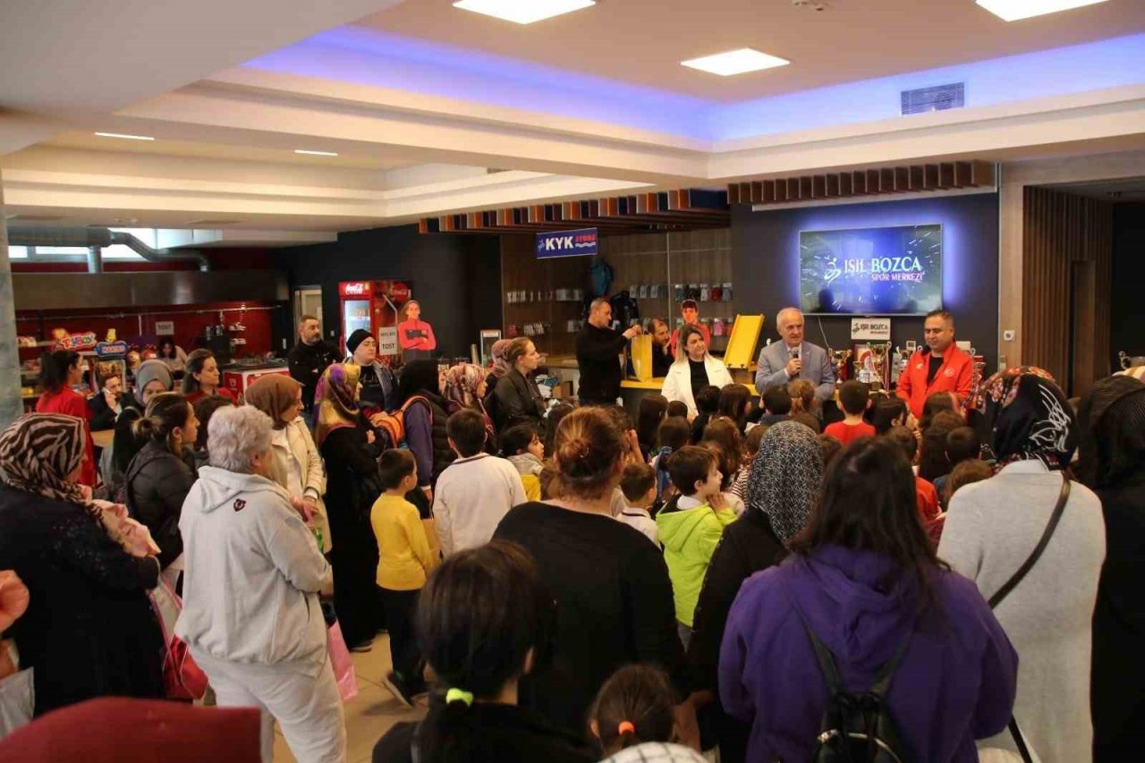 Derince’de 2 bin 329 öğrenci havuzla buluşuyor