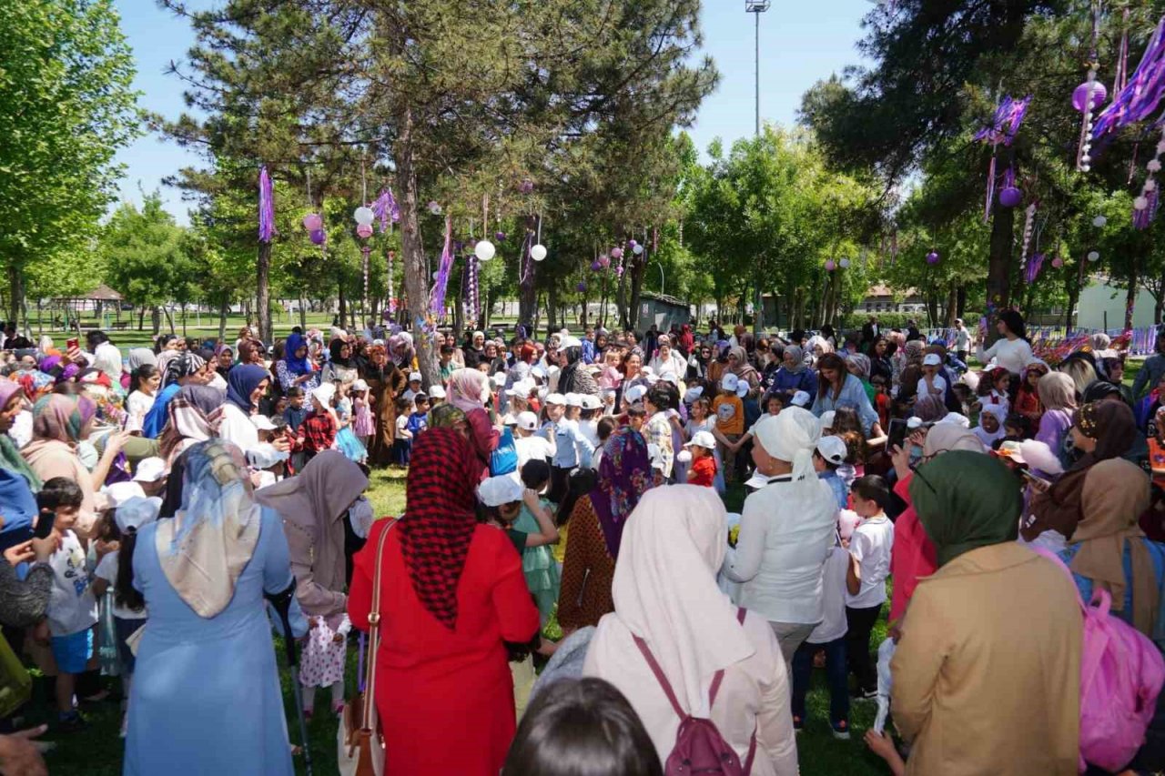 Minikler bahar şenliğinde gönüllerince eğlendi