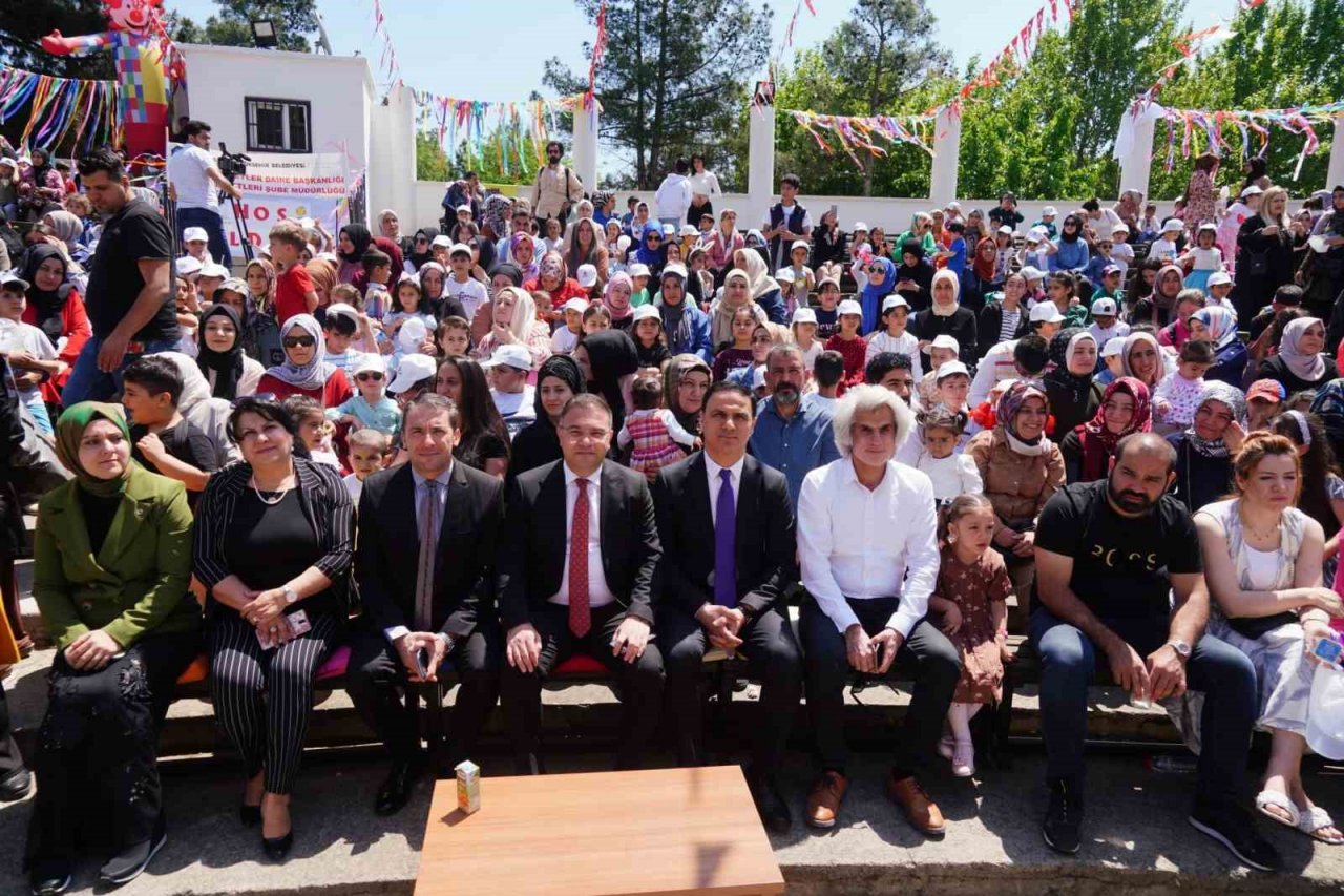 Minikler bahar şenliğinde gönüllerince eğlendi