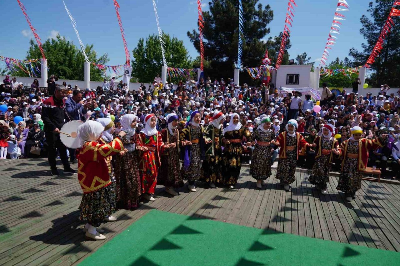 Minikler bahar şenliğinde gönüllerince eğlendi