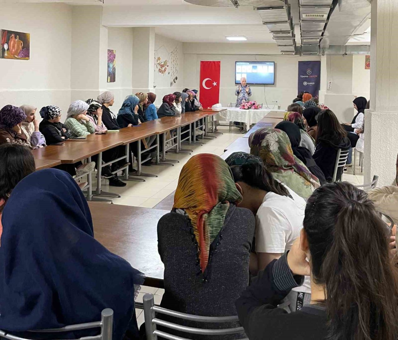 Öğrencilere meslek tanıtımı semineri düzenlendi