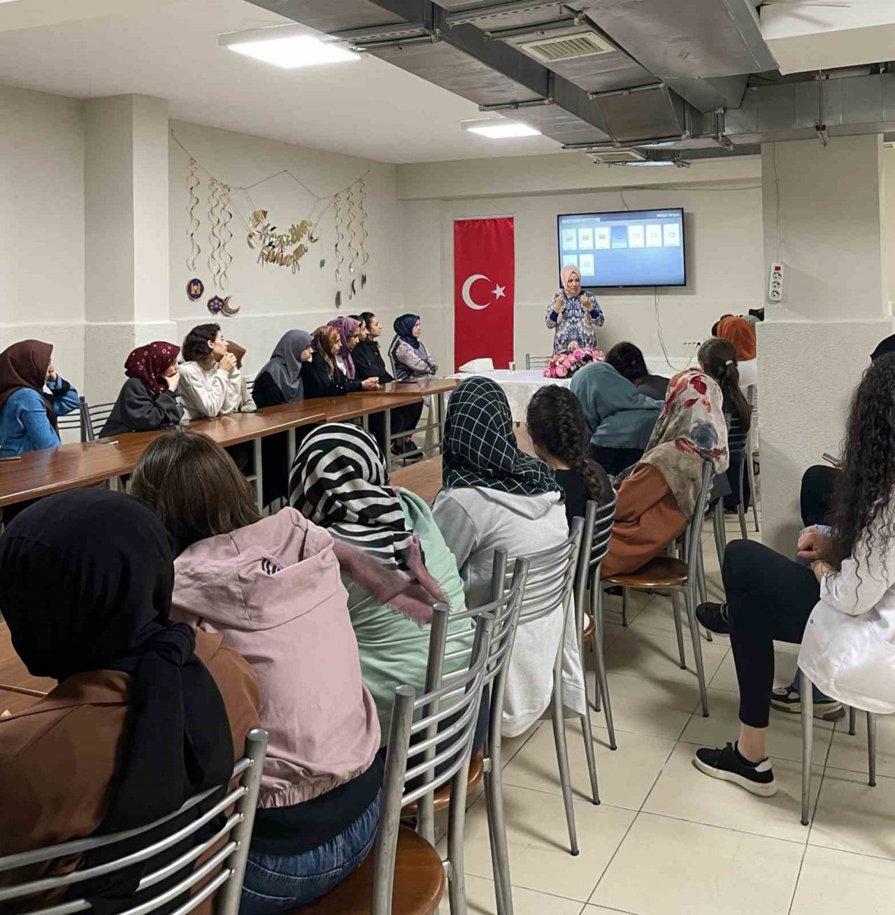 Öğrencilere meslek tanıtımı semineri düzenlendi