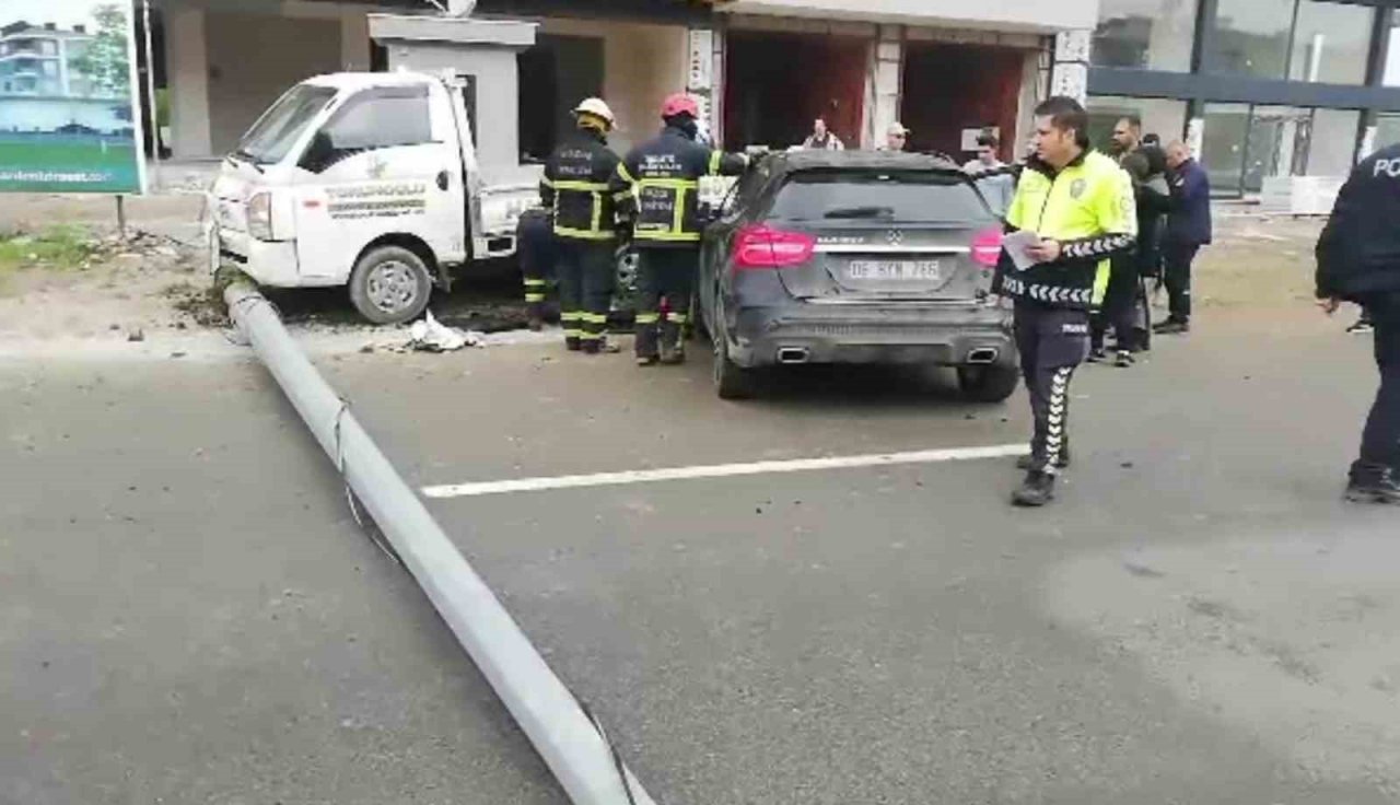 Otomobil park halindeki kamyonete çarptı: 1 yaralı