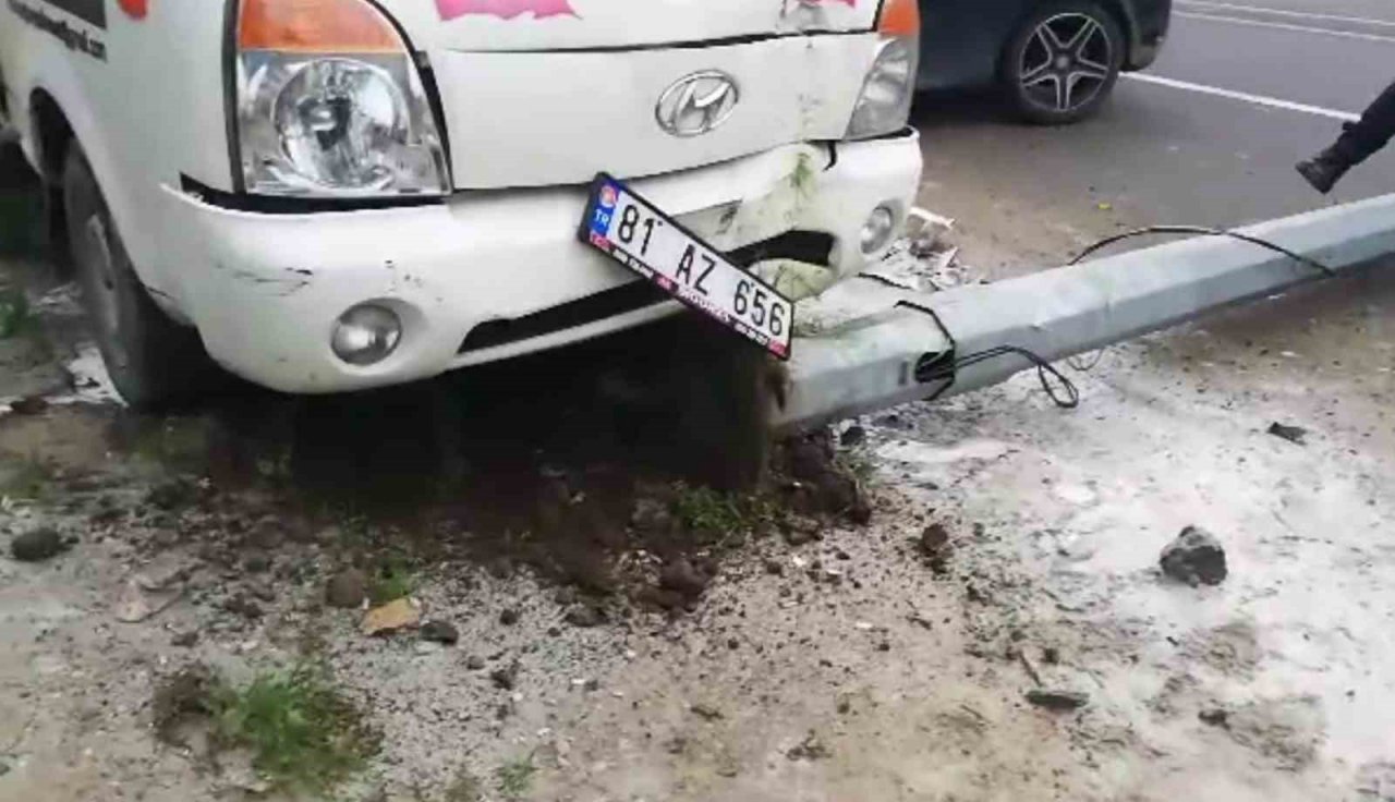 Otomobil park halindeki kamyonete çarptı: 1 yaralı